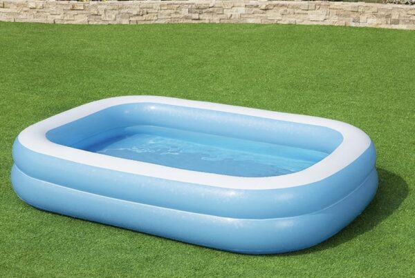 piscina hinchable sobre césped artificial